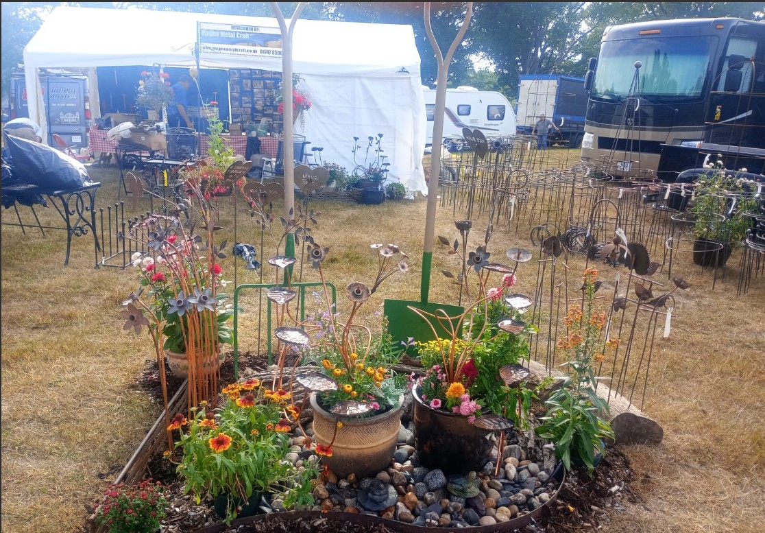 Metal Magna Stand with decorative pots